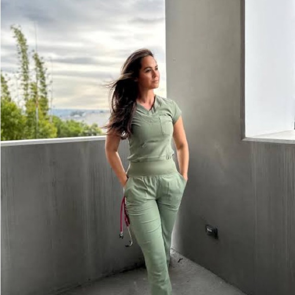 White Cross CRFT Sage Green XS Scrub set
